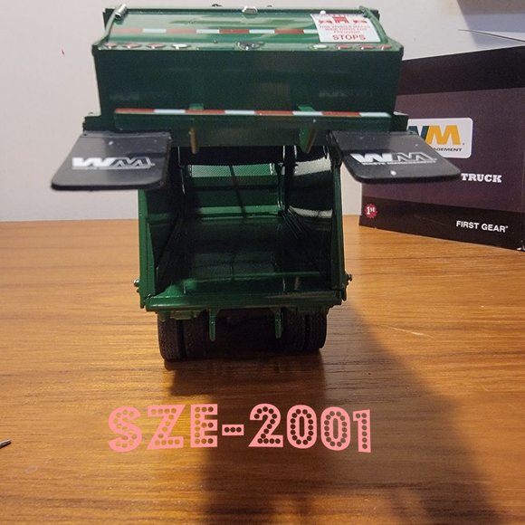 RARE First Gear Waste Management Side Load Refuse Truck 1:34 Scale DieCast Model - Picture 7 of 11
